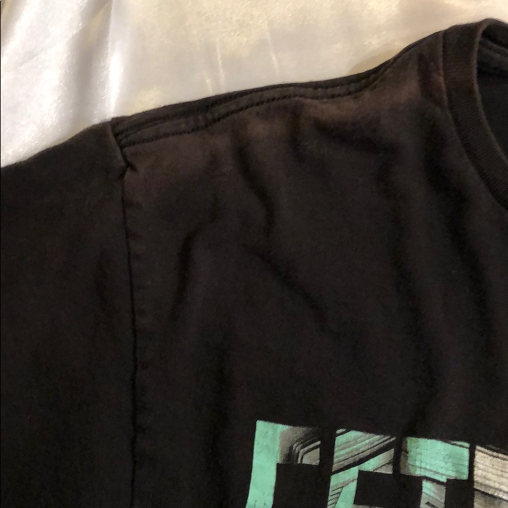 T-Shirt - Picture 4 of 7
